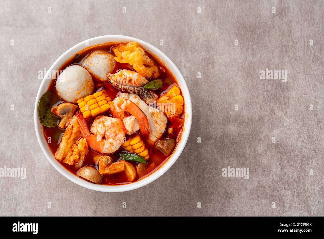 Bol à soupe de crevettes, Tom Yum ou tom Yam est un type de soupe thaïlandaise chaude et aigre, généralement cuite avec des crevettes (crevettes) Banque D'Images