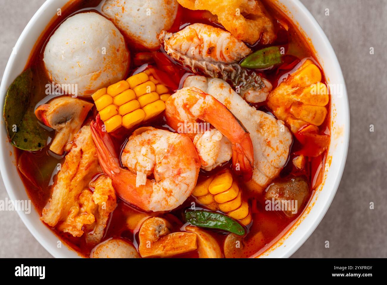 Bol à soupe de crevettes, Tom Yum ou tom Yam est un type de soupe thaïlandaise chaude et aigre, généralement cuite avec des crevettes (crevettes) Banque D'Images