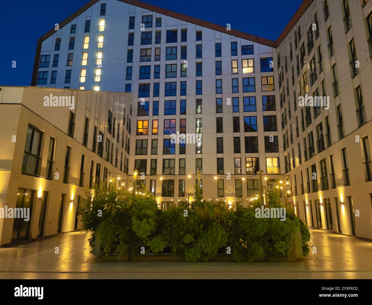 Jardin à façade verte verticale. Mur vivant pour le verdissement urbain. Stimuler la biodiversité et l’adaptation au climat avec le jardinage vertical. Banque D'Images