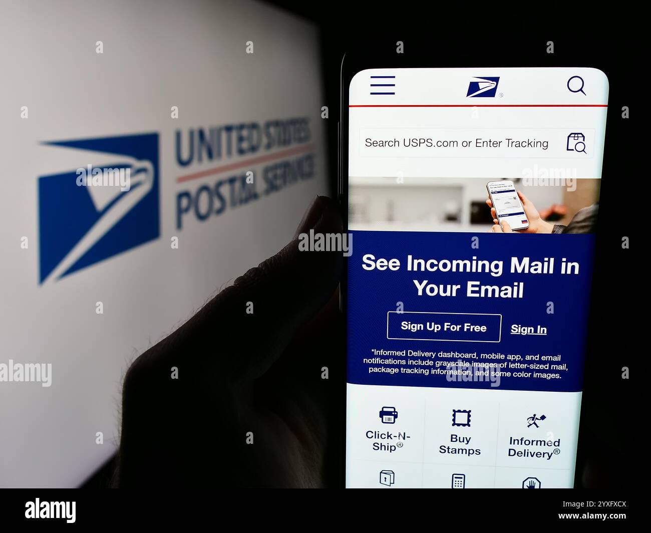 Allemagne. 14 juin 2024. Dans cette illustration photo, une personne tient un smartphone avec la page Web de l'agence américaine United States postal Service (USPS) devant le logo. (Crédit image : © timon Schneider/SOPA images via ZUMA Press Wire) USAGE ÉDITORIAL SEULEMENT ! Non destiné à UN USAGE commercial ! Banque D'Images