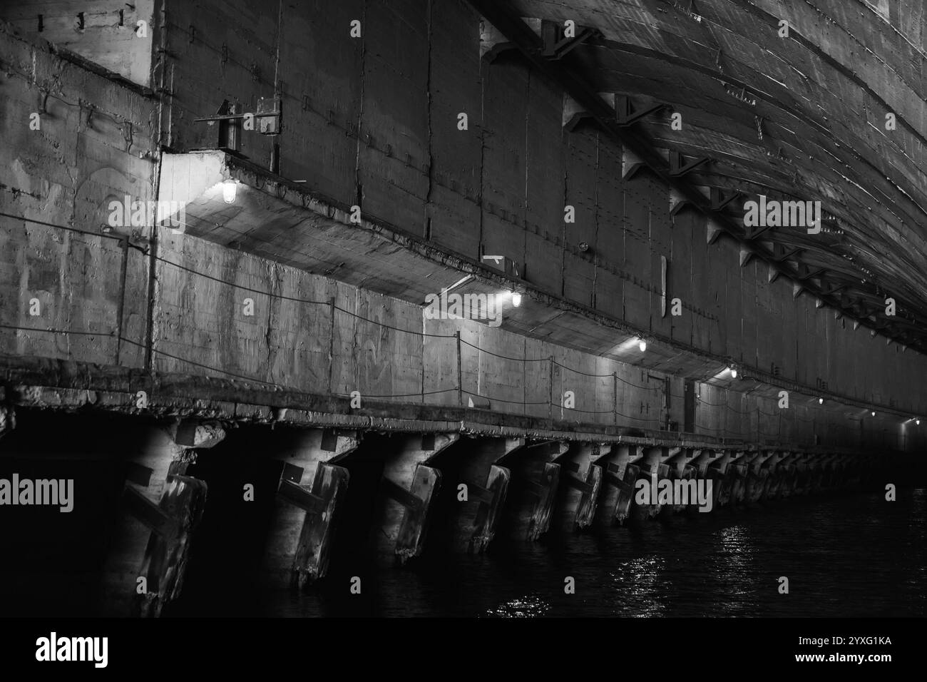 Intérieur du tunnel en béton vide, une partie de la base sous-marine souterraine abandonnée de la période URSS. Balaklava, Crimée. Architecture industrielle, noir et w Banque D'Images