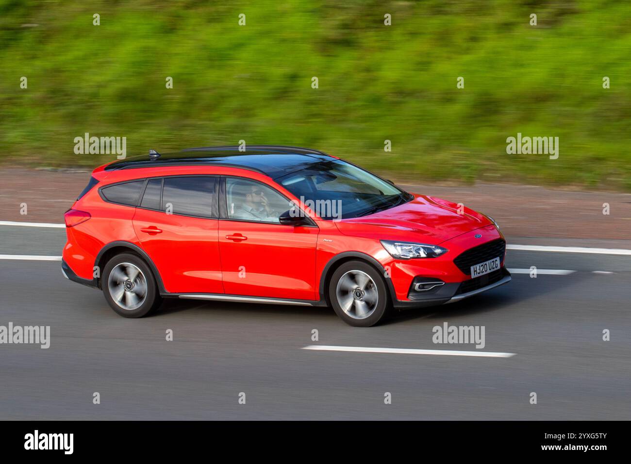 2020 Red Diesel Ford Focus Auto Estate, 1,5 EcoBlue 120 Active X Auto 5 portes voiture s / s de style multisegment ; voyager sur l'autoroute M6 Royaume-Uni Banque D'Images