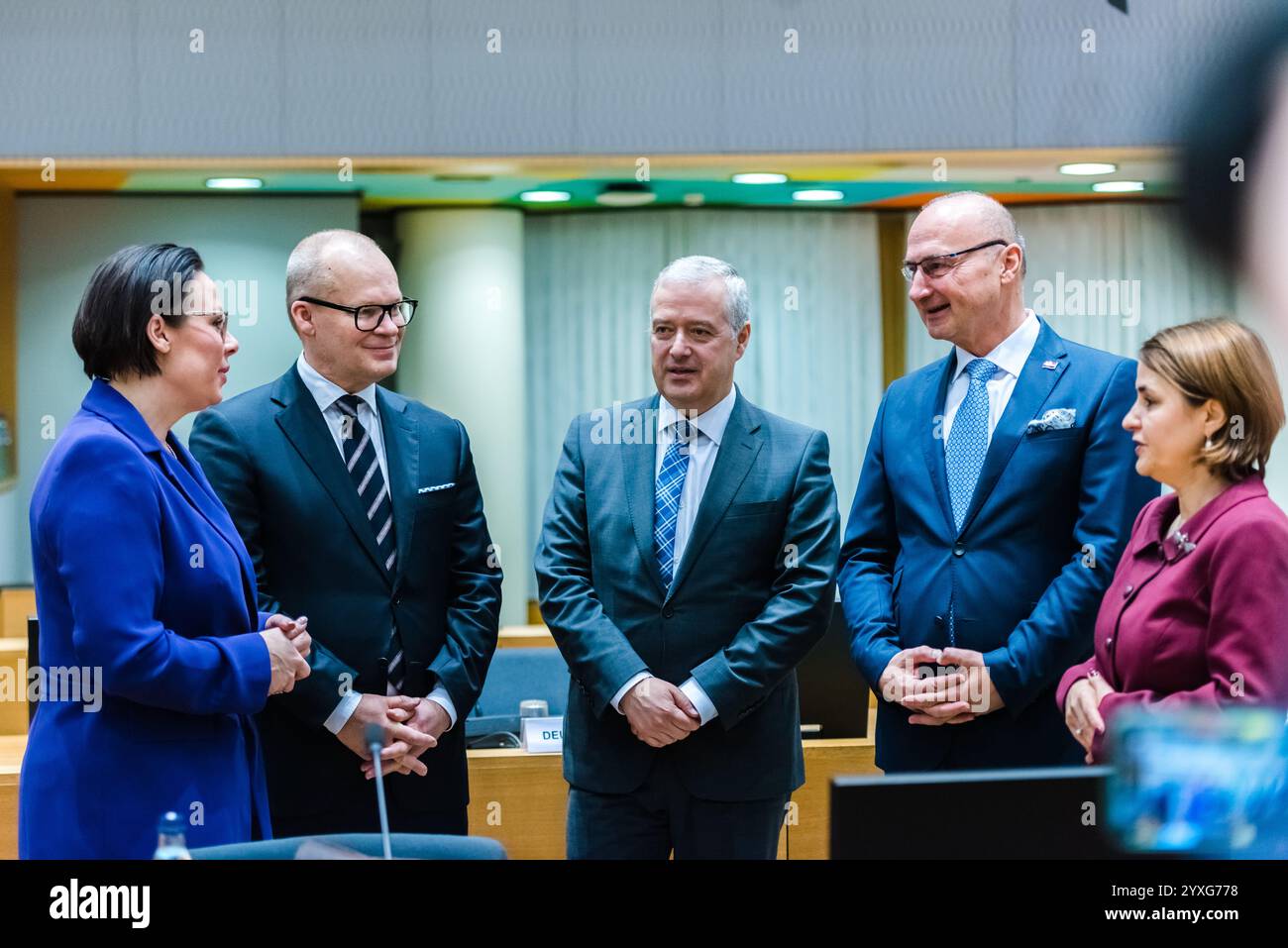 BRUXELLES, BELGIQUE – 16 décembre 2024.(de gauche à droite) la ministre suédoise des Affaires étrangères Maria Malmer STENERGARD, la ministre finlandaise des Affaires étrangères Elina Valtonen, le ministre bulgare des Affaires étrangères Ivan KONDOV, le ministre croate des Affaires étrangères Gordan Grlic RADMAN et le ministre roumain des Affaires étrangères Luminița ODOBESCU participent à une réunion des ministres des Affaires étrangères de l'UE. Les ministres des affaires étrangères de l'UE discuteront de l'agression russe contre l'Ukraine, en mettant l'accent sur la Syrie, le Liban et les derniers développements de la crise au moyen-Orient. Crédit : Morfo SAVVA/Alamy Live News Banque D'Images