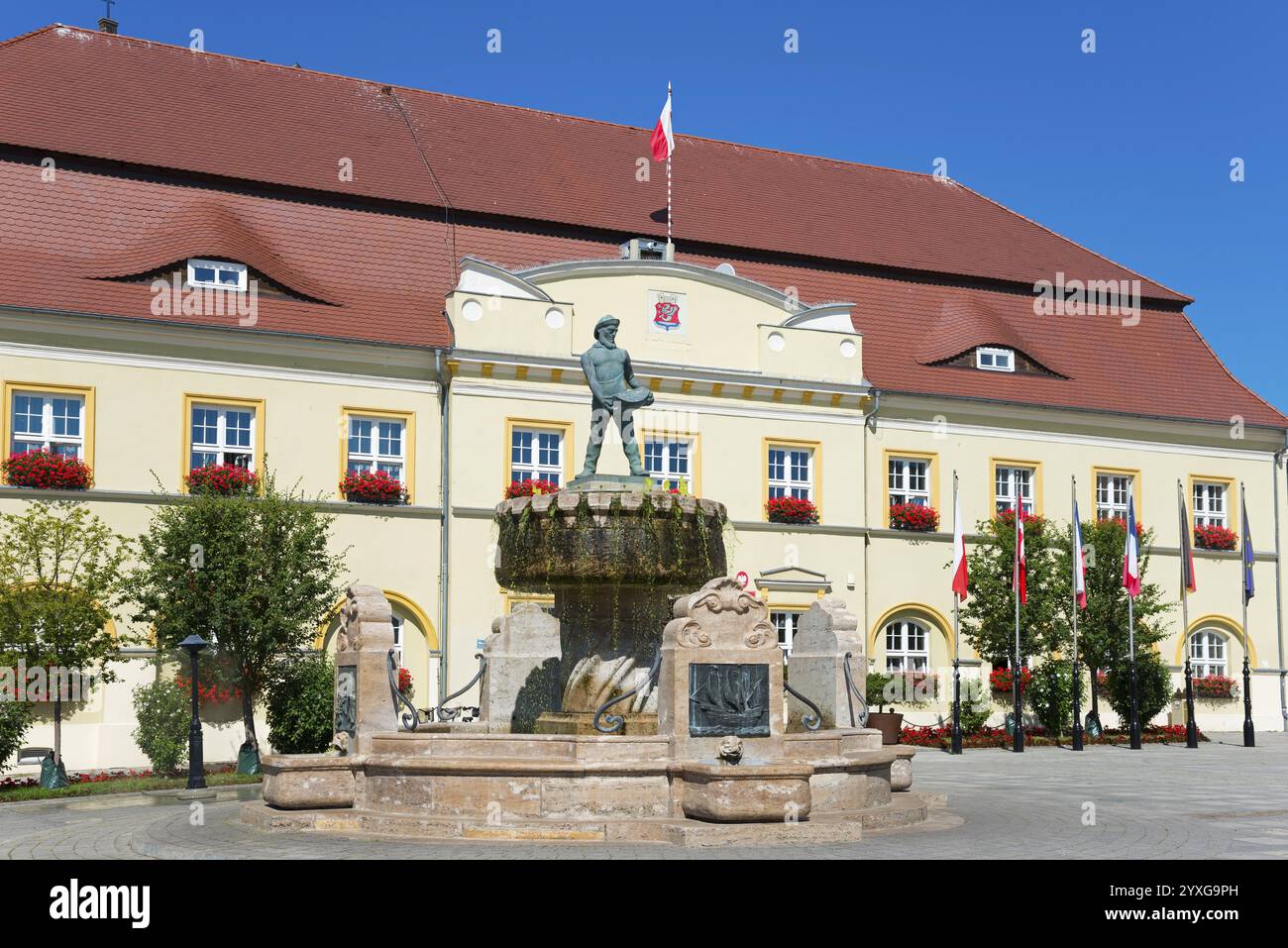 Hôtel de ville historique avec fontaine et sculpture devant les fleurs, hôtel de ville, fontaine Hansa sur la place du marché, Darlowo, Ruegenwalde, Powiat Slawi Banque D'Images