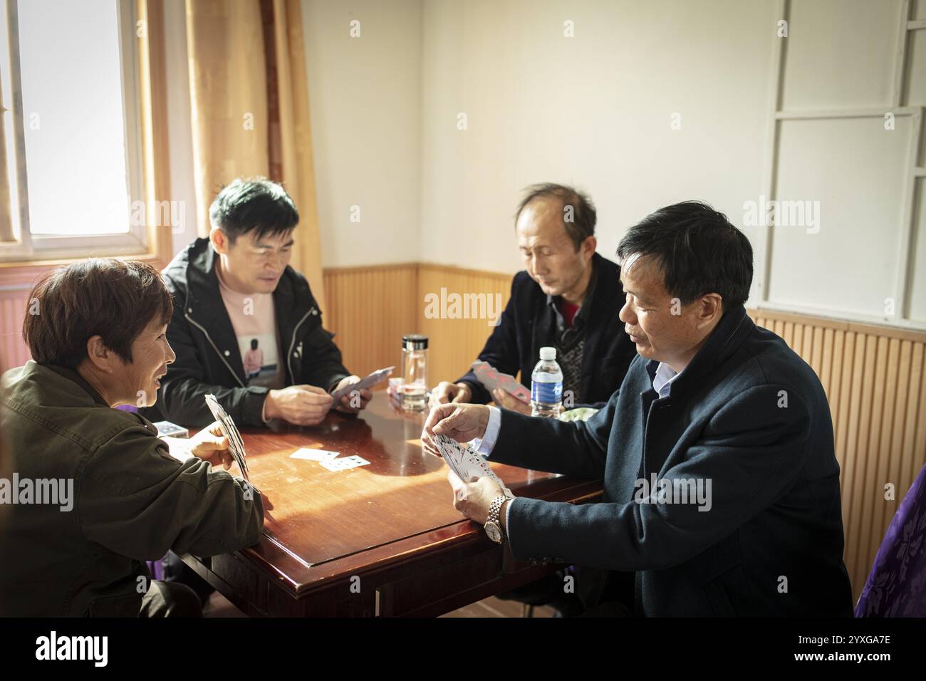 Restaurant à proximité immédiate de la ferme de canards salés Jiang Su Co Ltd.. Le manager Gao Bao an avec ses arbitres au déjeuner, Xiang Shui Banque D'Images