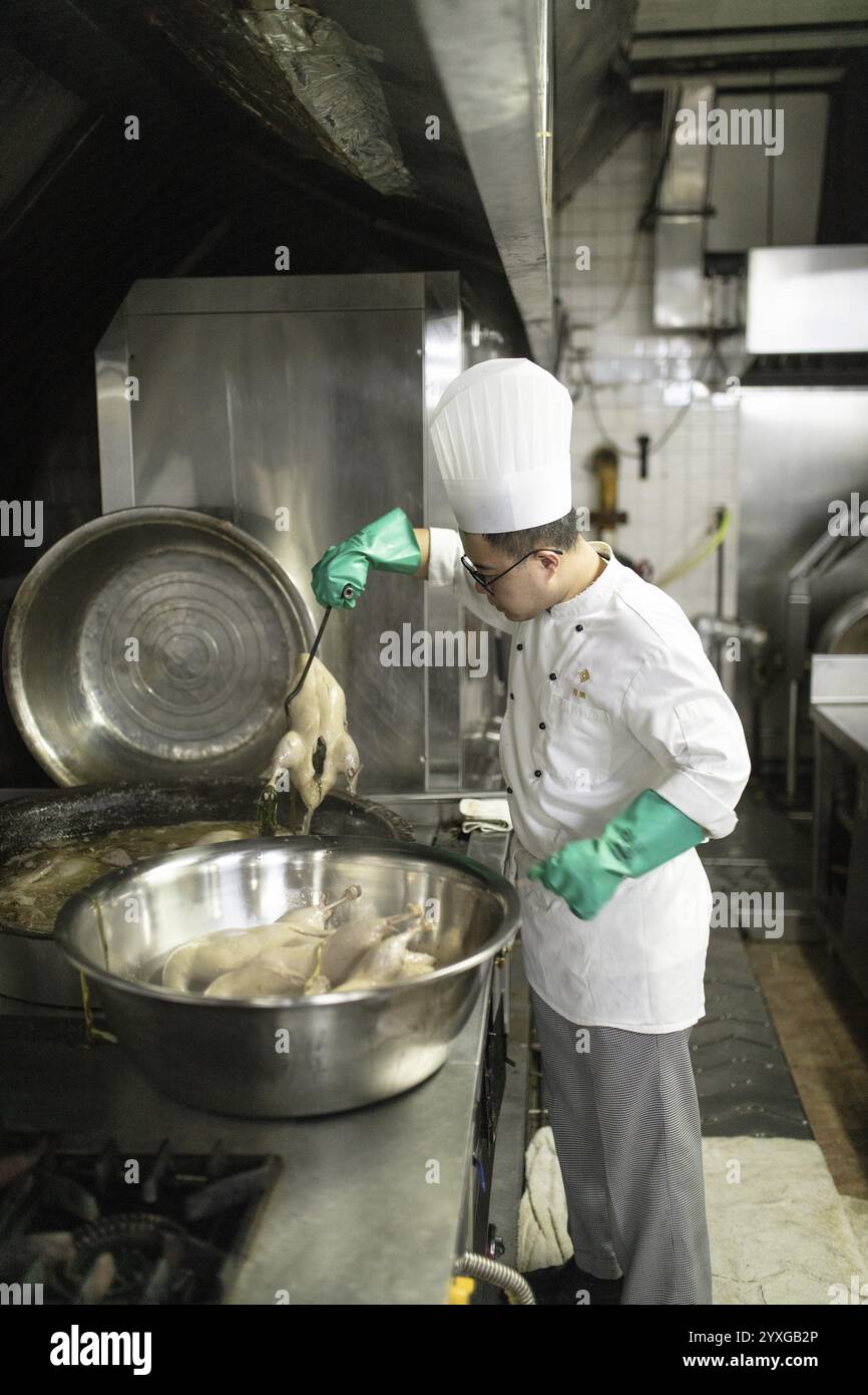 Un chef adjoint cuisine des canards salés au restaurant Mei Yuan de l'hôtel Jinlin, Nanjing, Chine, Asie Banque D'Images