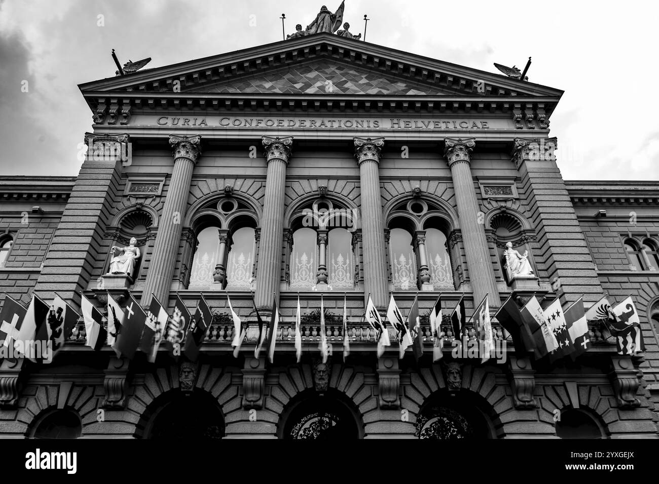 Beau bâtiment du Parlement Bundeshaus ou Palais fédéral avec drapeaux de Canton et avec des nuages dans la ville de Berne, Canton Berne, Suisse. Banque D'Images