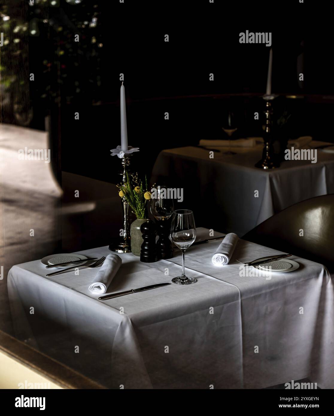 Beau restaurant avec réflexion de fenêtre sur table et chaise dans la ville de Berne, Canton Berne, Suisse. Banque D'Images