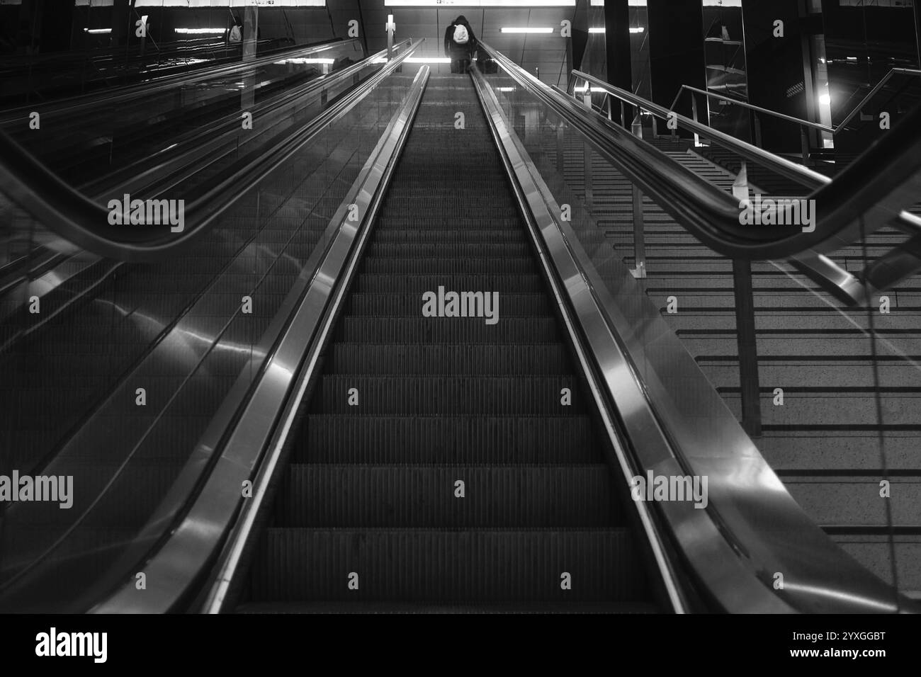 Long escalator vers le métro, noir et blanc, Duesseldorf, Allemagne, Europe Banque D'Images