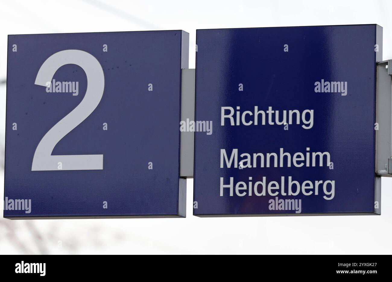 16.12.2024 Entlastung für den Zug Betrieb der Deutschen Bundesbahnauf den Ausweichstrecken bringt die Freigabe der sanierten Riedbahn Strecke zwischen Frankfurt und Mannheim Darmstadt Hessen Deutschland *** 16 12 2024 L'ouverture de la ligne Riedbahn rénovée entre Francfort et Mannheim Darmstadt Hesse Allemagne permettra de soulager l'exploitation des trains Deutsche Bundesbahn Banque D'Images