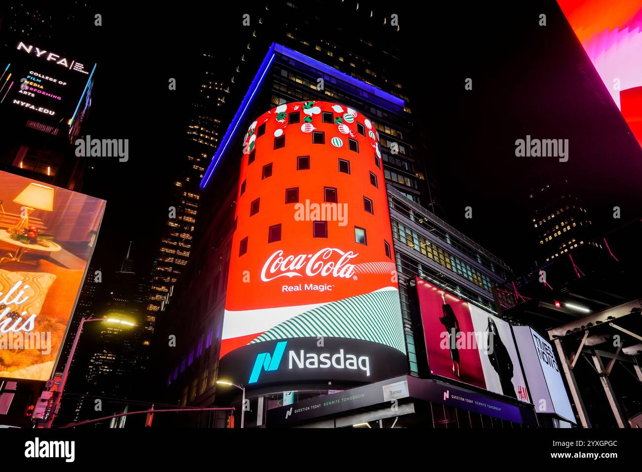 Les visiteurs de Times Square à New York le mercredi 4 décembre 2024 se promènent sous plusieurs panneaux d'affichage numériques sur le thème de Noël faisant la publicité de Coca-Cola. (© Richard B. Levine) Banque D'Images