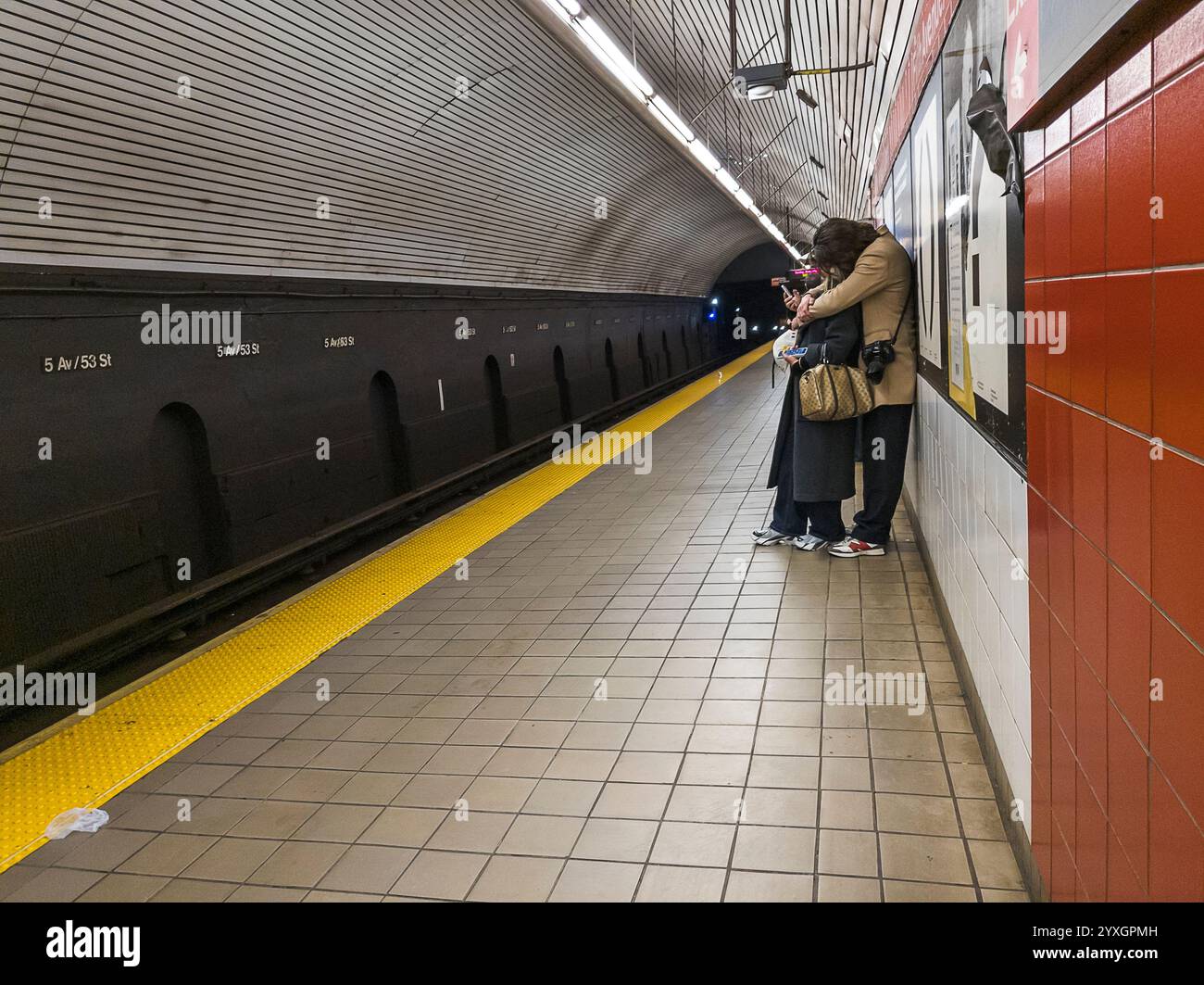 Manifestation publique d'affection dans la station de métro de la Cinquième Avenue à New York le dimanche 8 décembre 2024. (© Richard B. Levine) Banque D'Images