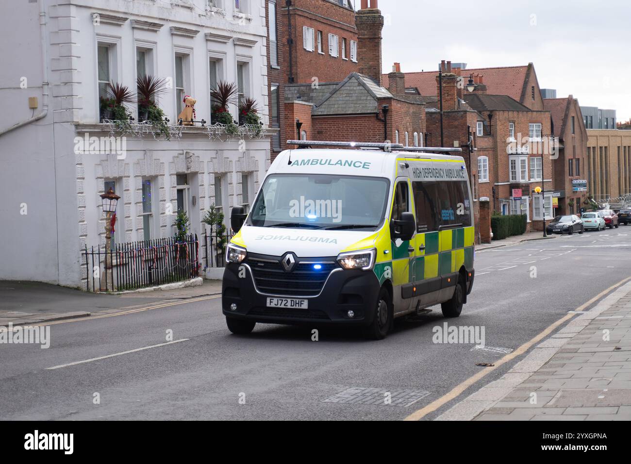 Windsor, Berkshire, Royaume-Uni. 16 décembre 2024. Une ambulance de haute dépendance du NHS en appel à Windsor, Berkshire ce matin de Guy's et St Thomas à Londres. De nombreux lits d'hôpital sont pleins en ce moment alors qu'un Quad-Demic de grippe, RSV, COVID-19 et Norovirus balaye le Royaume-Uni. Crédit : Maureen McLean/Alamy Live News Banque D'Images