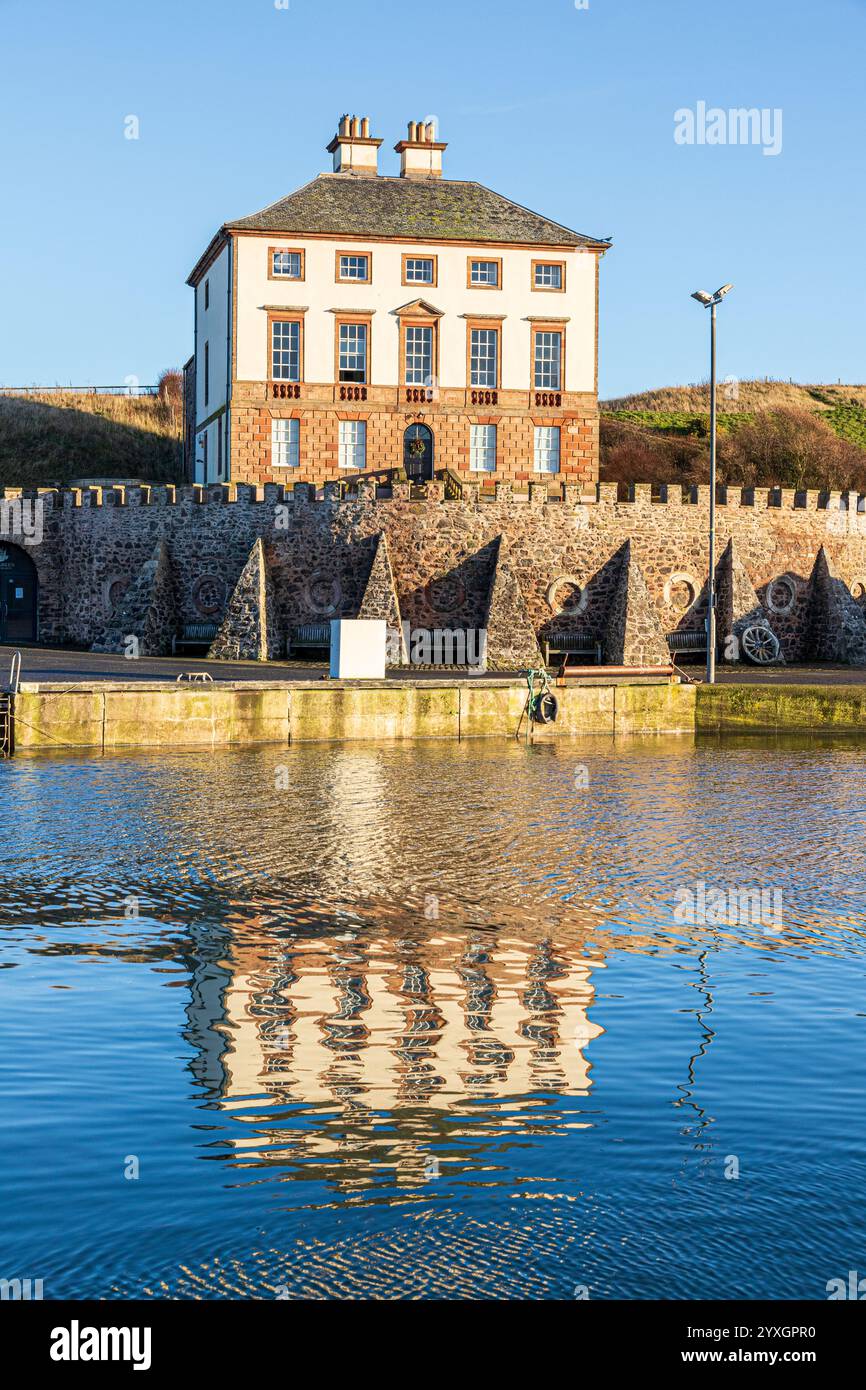 18th Century Gunsgreen House vue de l'autre côté du port à Eyemouth, Berwickshire, Scottish Borders, Scotland UK Banque D'Images