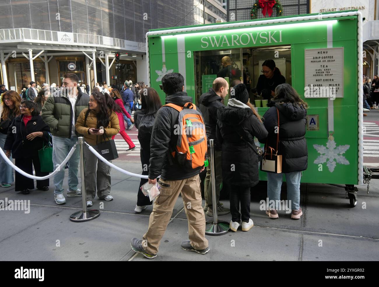 Les visiteurs bénéficient d'un café gratuit, offert par Swarovski sur la Cinquième Avenue à Midtown Manhattan, sans voiture pendant le 200e anniversaire de la rue commerçante. Le dimanche 8 décembre 2024 (© Richard B. Levine) Banque D'Images