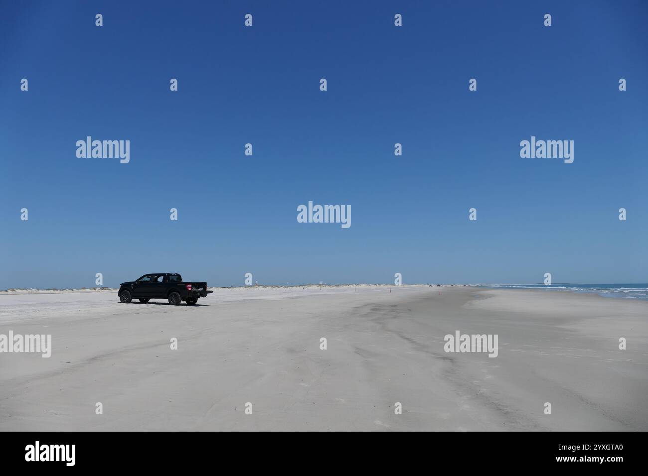 Mon camion personnel s'est garé sur une plage relativement vide sur l'île Okracoke dans les Outer Banks, Caroline du Nord. Tellement d'espace et de plage Banque D'Images