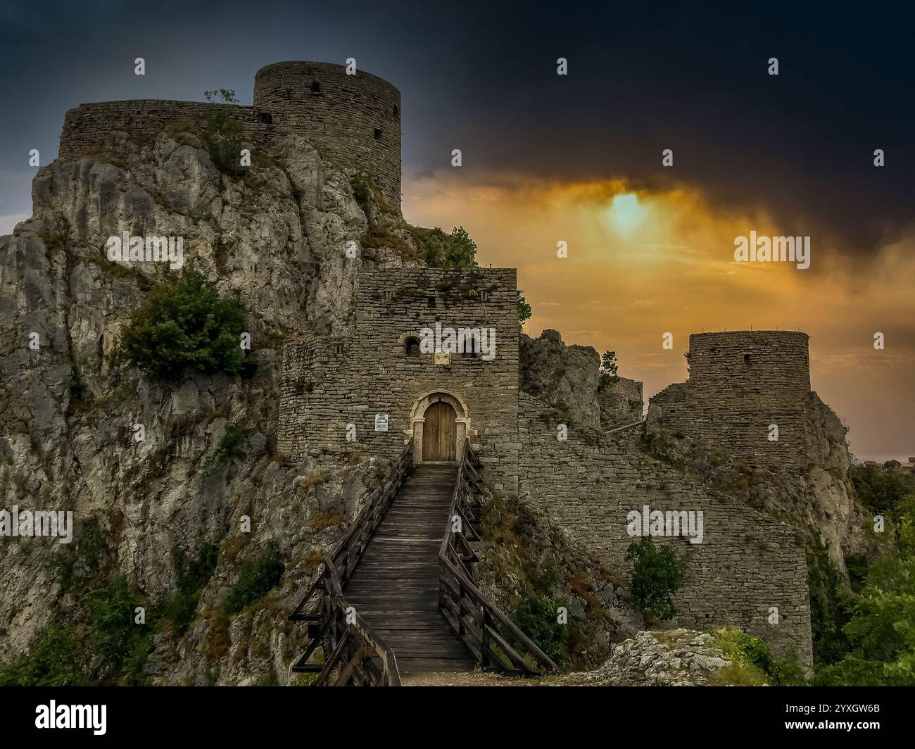 Vue aérienne du château médiéval de Srebrenik en Bosnie Banque D'Images