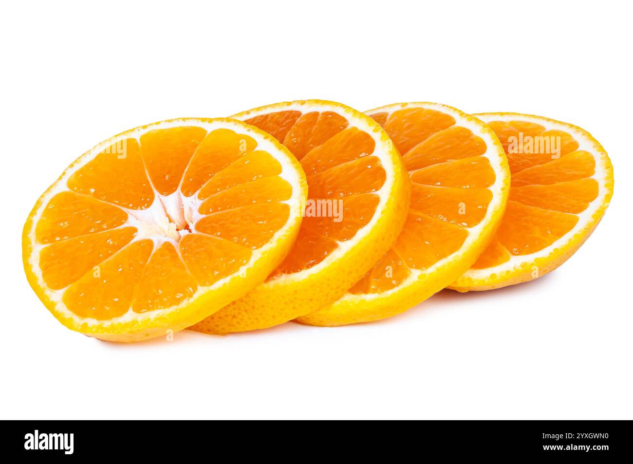 Un affichage vibrant de tranches d'orange fraîchement coupées placées sur un fond blanc pur. Soulignant la texture juteuse et la couleur vive, parfait pour le concept Banque D'Images