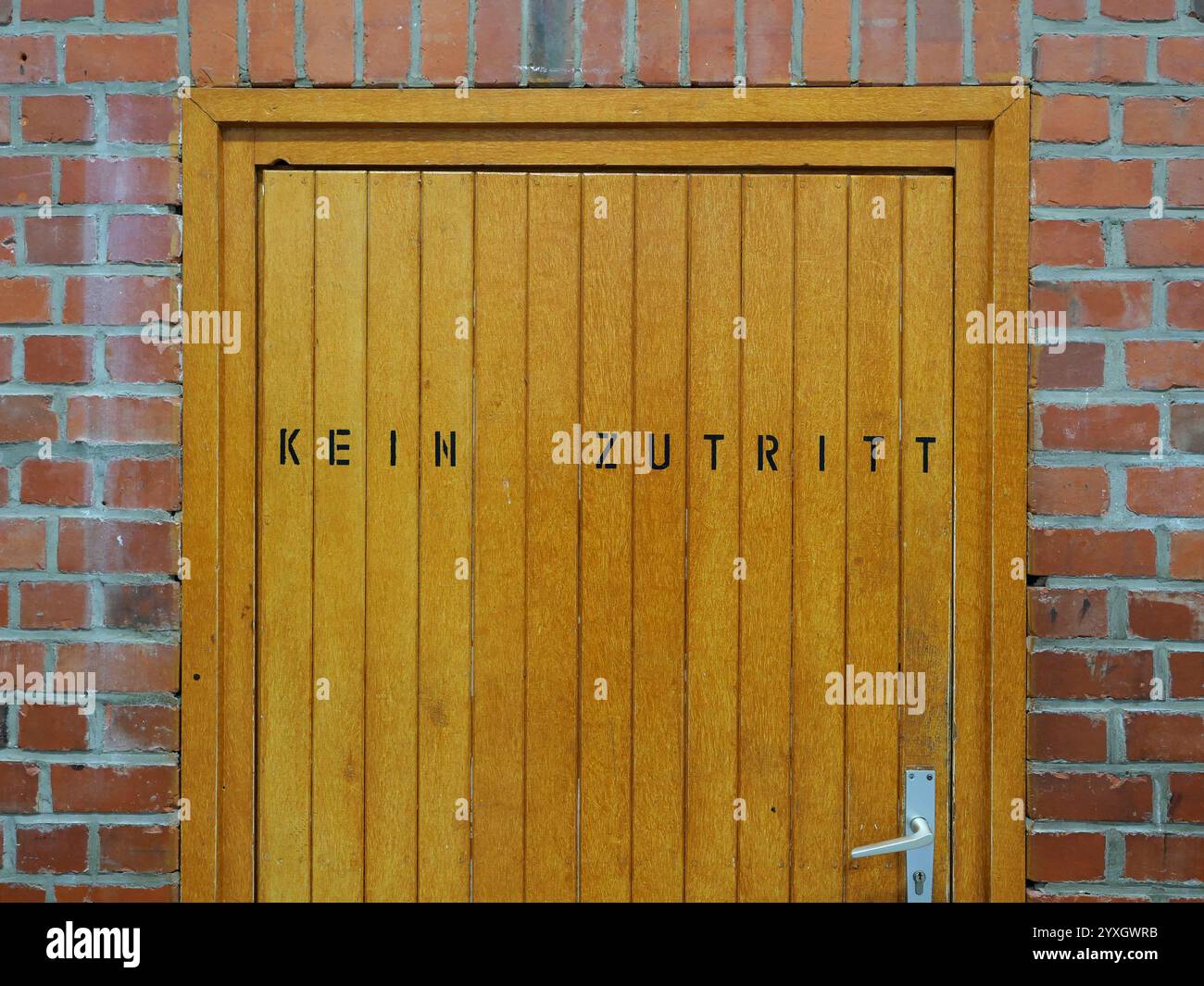 Porte dans la salle de sport avec « No Entry » imprimé dessus, symbolique de la démarcation et du contrôle. Accès réservé aux formateurs et enseignants. Charme rétro inclus Banque D'Images