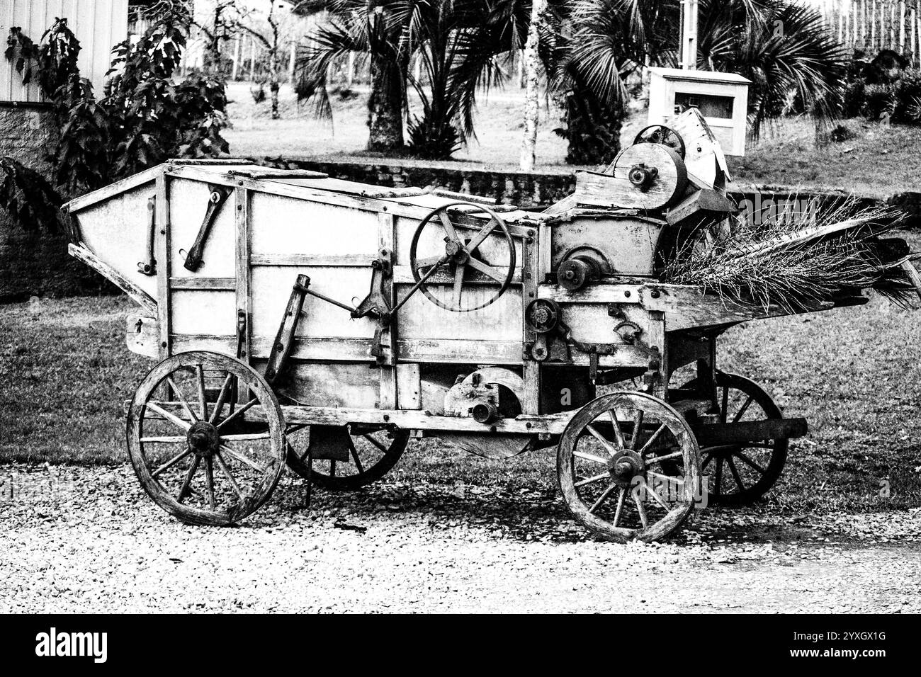 Machine à battre vintage : une merveille agricole antique dans un cadre rural tranquille Banque D'Images