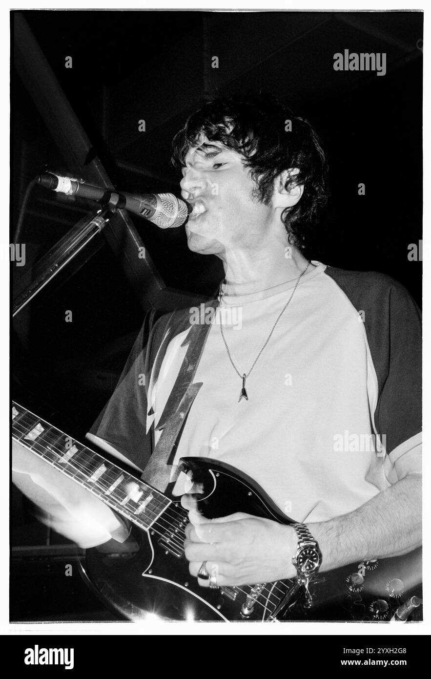 SUPER FURRY ANIMALS, FUZZY LOGIC TOUR, 1996 : un jeune Gruff Rhys du groupe gallois Super Furry Animals jouant au terminal de l'Université de Cardiff lors du Fuzzy Logic Tour à Cardiff, pays de Galles, Royaume-Uni le 12 mai 1996. Photo : Rob Watkins. INFO : Super Furry Animals, un groupe de rock psychédélique gallois formé en 1993, a apporté un son éclectique mêlant rock, pop et éléments électroniques. Des albums comme « Radiator » et « Fuzzy Logic » ont montré leur approche inventive et défiant le genre, consolidant leur statut de pionniers dans la scène musicale alternative. Banque D'Images