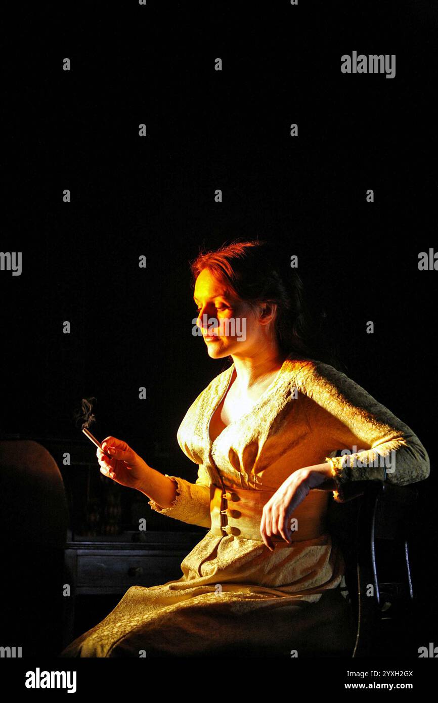 Dervla Kirwan (Bertha) en EXIL de James Joyce au Cottesloe Theatre, National Theatre (NT), Londres SE1 02/08/2006 design : Hildegard Bechtler éclairage : Peter Mumford réalisateur : James Macdonald Banque D'Images