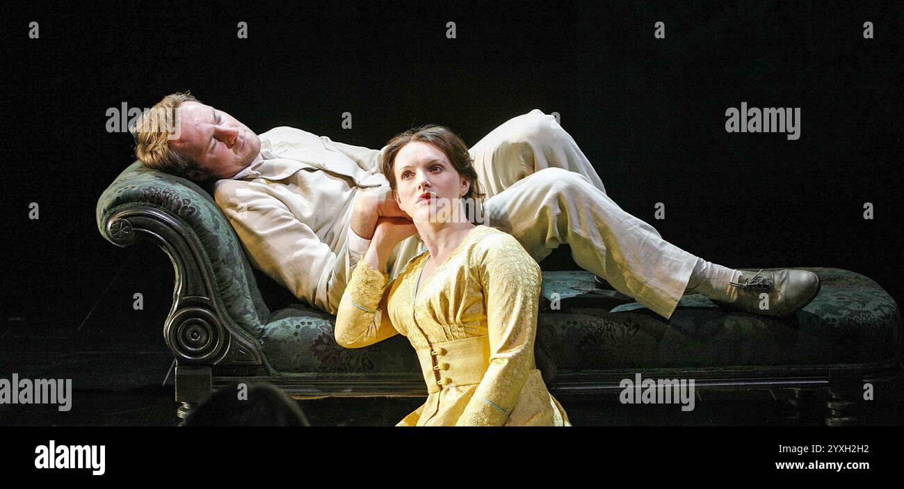 Peter McDonald (Richard Rowan), Dervla Kirwan (Bertha) en EXIL de James Joyce au Cottesloe Theatre, National Theatre (NT), Londres SE1 02/08/2006 design : Hildegard Bechtler éclairage : Peter Mumford réalisateur : James Macdonald Banque D'Images