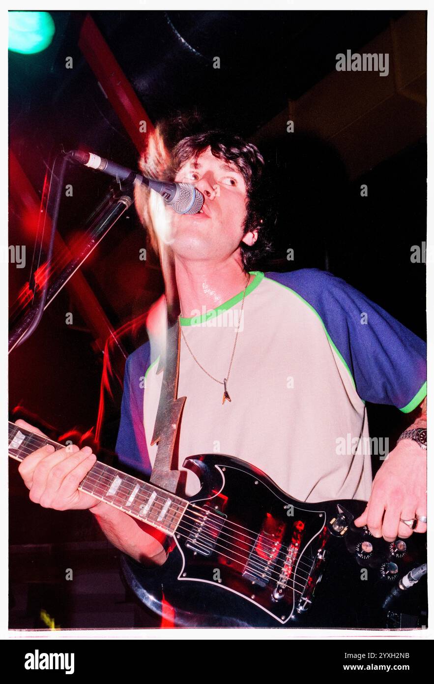 SUPER FURRY ANIMALS, FUZZY LOGIC TOUR, 1996 : un jeune Gruff Rhys du groupe gallois Super Furry Animals jouant au terminal de l'Université de Cardiff lors du Fuzzy Logic Tour à Cardiff, pays de Galles, Royaume-Uni le 12 mai 1996. Photo : Rob Watkins. INFO : Super Furry Animals, un groupe de rock psychédélique gallois formé en 1993, a apporté un son éclectique mêlant rock, pop et éléments électroniques. Des albums comme « Radiator » et « Fuzzy Logic » ont montré leur approche inventive et défiant le genre, consolidant leur statut de pionniers dans la scène musicale alternative. Banque D'Images