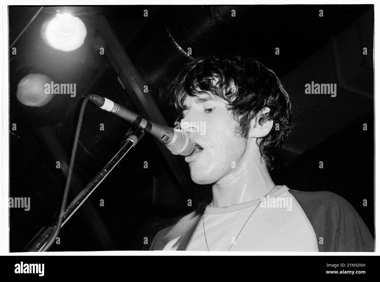 SUPER FURRY ANIMALS, FUZZY LOGIC TOUR, 1996 : un jeune Gruff Rhys du groupe gallois Super Furry Animals jouant au terminal de l'Université de Cardiff lors du Fuzzy Logic Tour à Cardiff, pays de Galles, Royaume-Uni le 12 mai 1996. Photo : Rob Watkins. INFO : Super Furry Animals, un groupe de rock psychédélique gallois formé en 1993, a apporté un son éclectique mêlant rock, pop et éléments électroniques. Des albums comme « Radiator » et « Fuzzy Logic » ont montré leur approche inventive et défiant le genre, consolidant leur statut de pionniers dans la scène musicale alternative. Banque D'Images