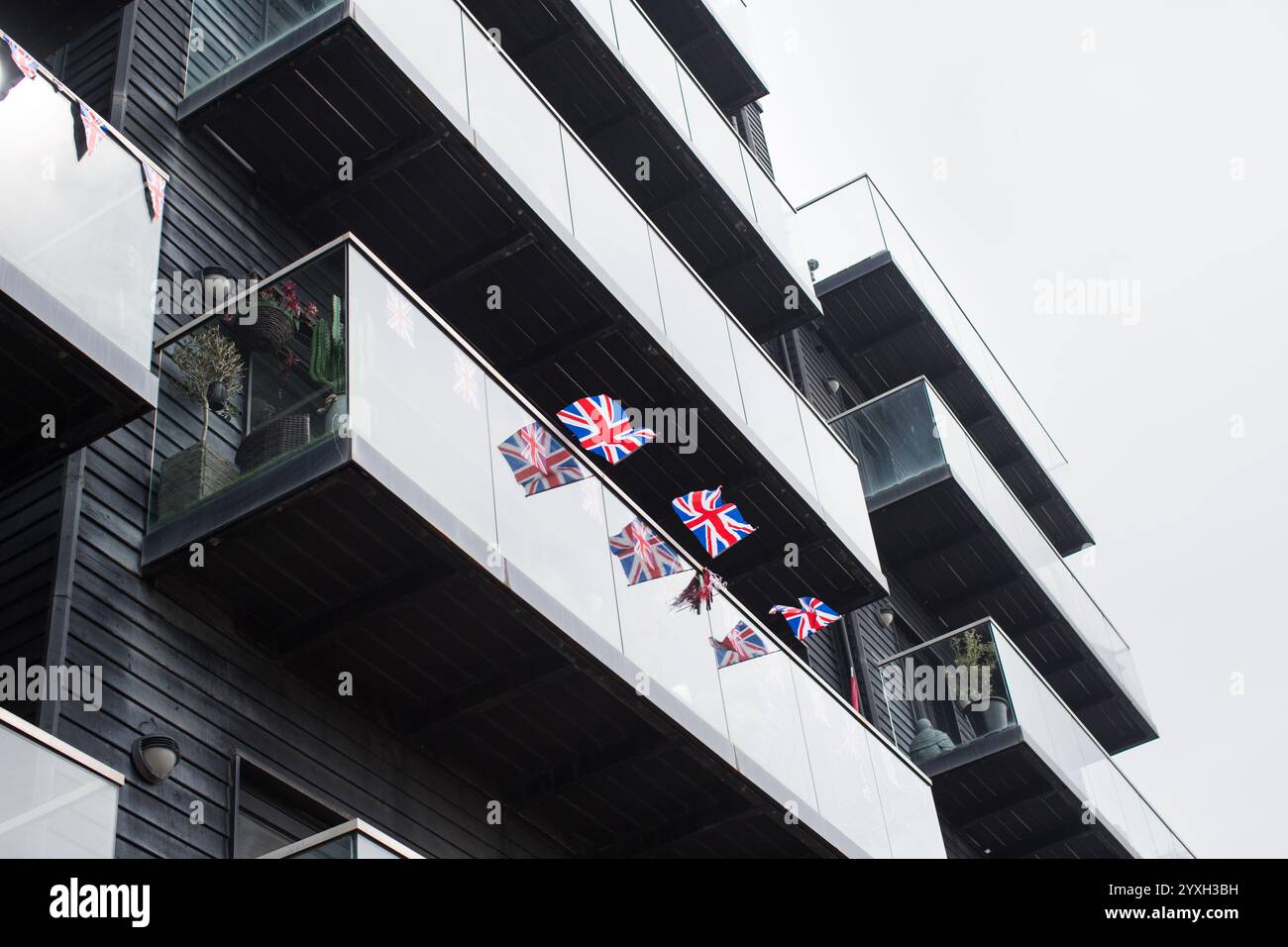 Immeuble moderne en bois noir à Hastings, East Sussex, Angleterre, décoré de drapeaux de l'Union Jack pour une célébration britannique. Banque D'Images