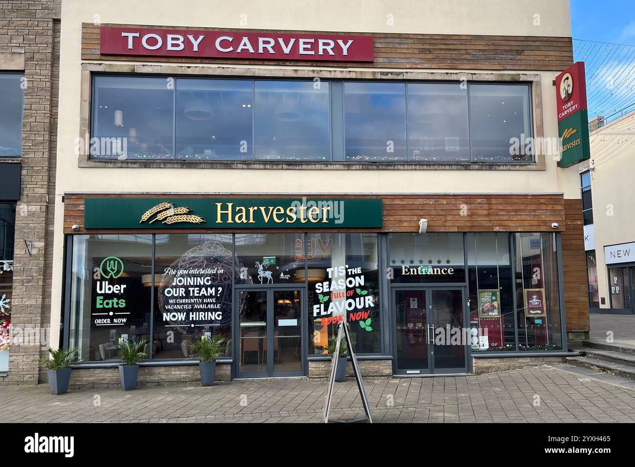 Restaurants Harvester et Toby Carvery sur Saint Catherine's Walk. Carmarthen, pays de Galles, Royaume-Uni. 11 décembre 2024. - Image de stock capturée avec un smartphone