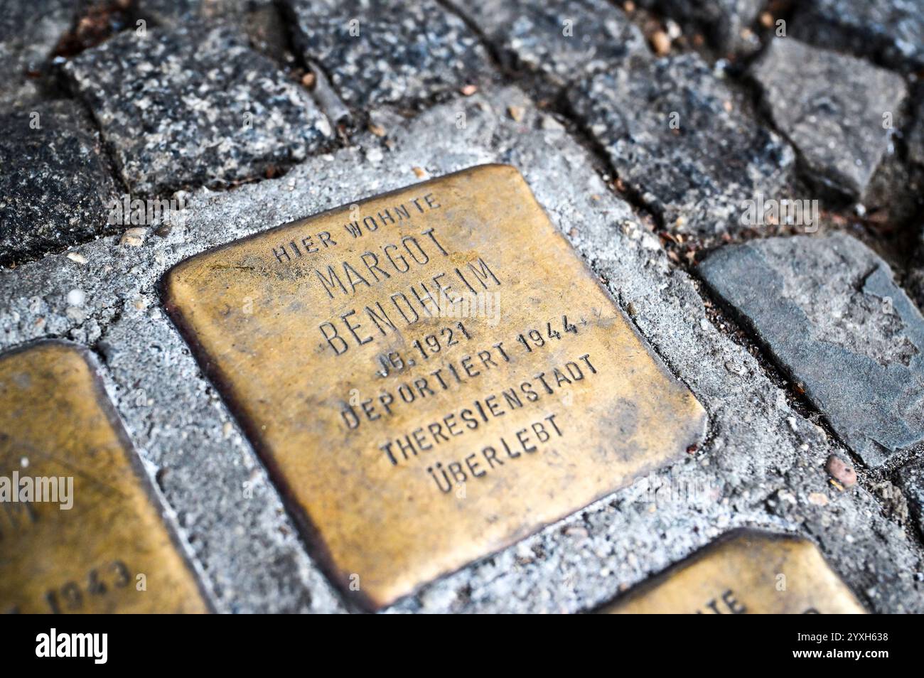 Berlin, Allemagne. 12 décembre 2024. Une pierre d'achoppement pour Margot Bendheim, qui s'appelait Margot Friedländer après son mariage, peut être vue devant la maison au Skalitzer Straße 32 à Kreuzberg. Elle y vit avec sa famille en 1943. Elle est déportée à Theresienstadt jusqu'à la libération. Crédit : Jens Kalaene/dpa/Alamy Live News Banque D'Images