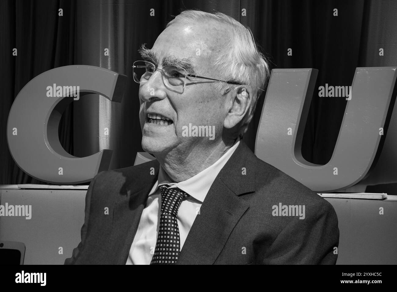 16 décembre 2024 : portrait en noir et blanc de Dr Theo Waigel, ancien ministre fédéral des Finances. Prise lors de la conférence du parti CSU le 12.10.2024. PHOTOMONTAGE *** Ein Schwarz-Weiß-Porträt von Dr Theo Waigel, dem ehemaligen Bundesfinanzminister. Aufgenommen auf dem CSU Parteitag AM 12.10.2024. FOTOMONTAGE Banque D'Images