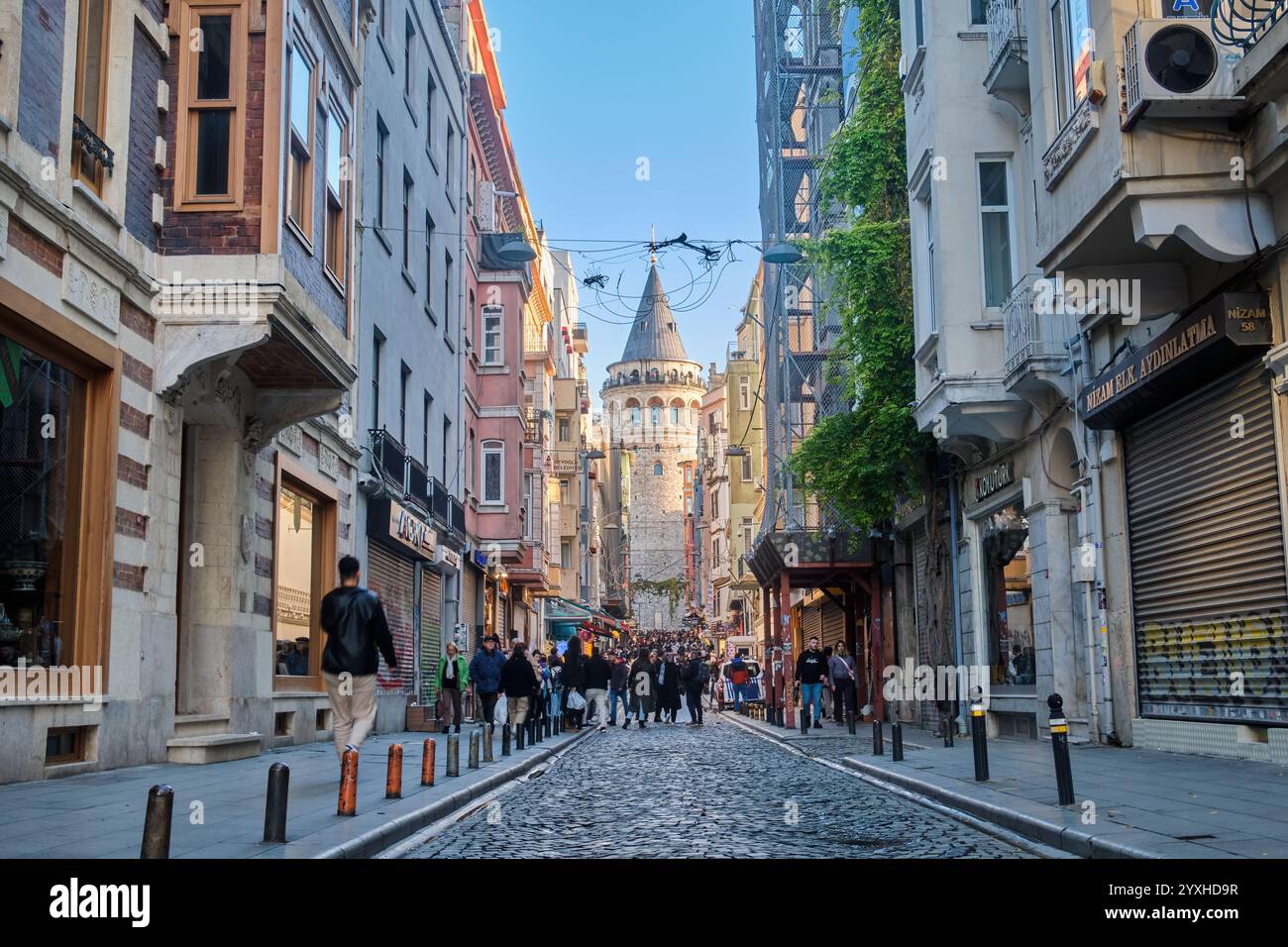 Vue d'Une rue du quartier de Galata, Tour de Galata en arrière-plan, Istanbul, Turquie Banque D'Images
