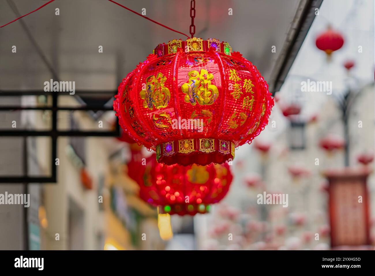 Des lanternes rouges éclatantes illuminent la rue lors d'une célébration festive dans un quartier animé de la ville Banque D'Images