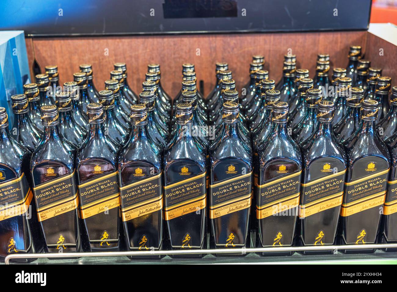 Vue rapprochée des bouteilles de whisky Johnnie Walker double Black soigneusement disposées sur l'étagère du magasin pour les exposer. Suède. Stockholm. Banque D'Images