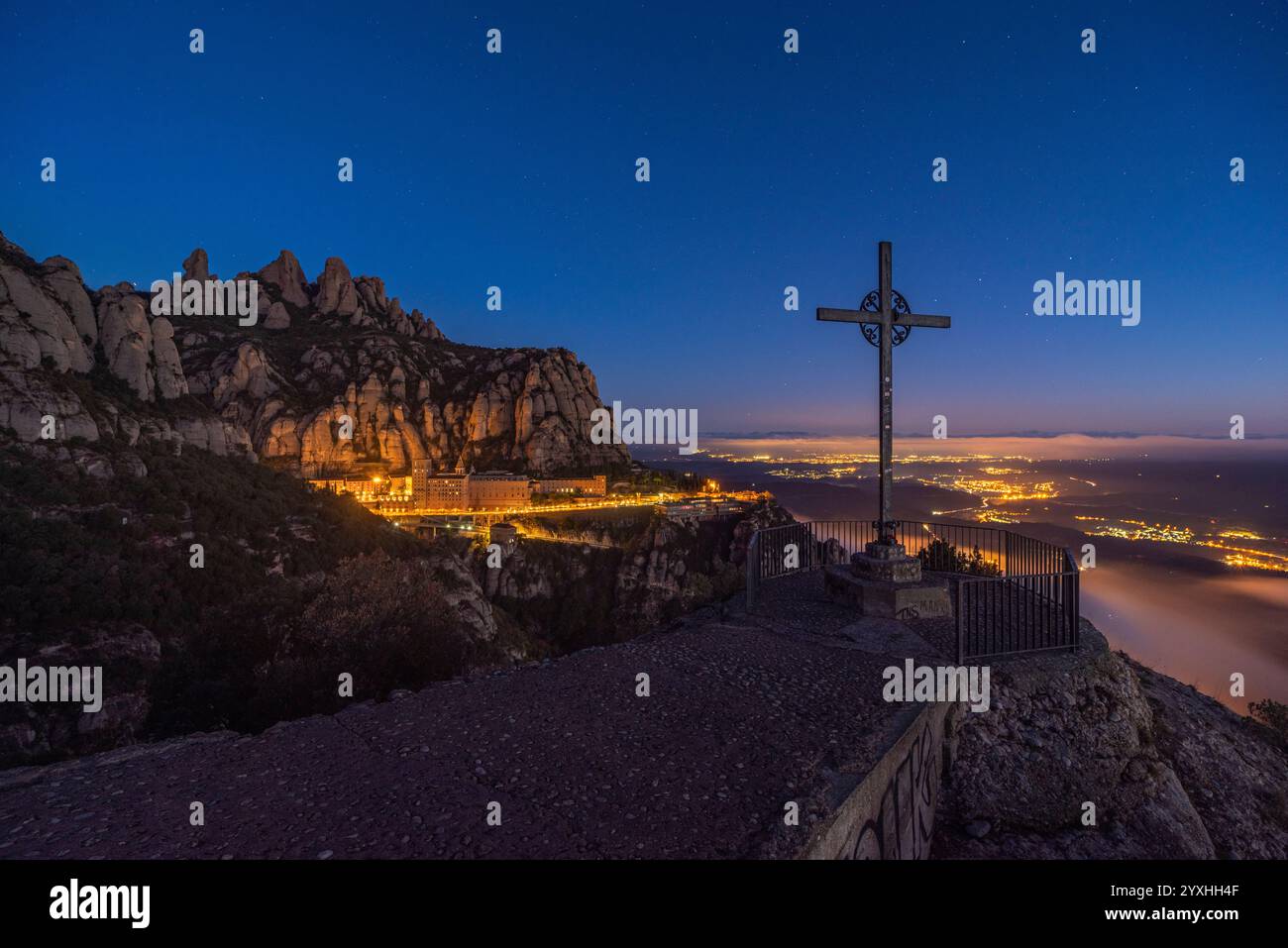 Vue sur l'abbaye de Montserrat depuis la Croix de Sant Miguel. Banque D'Images