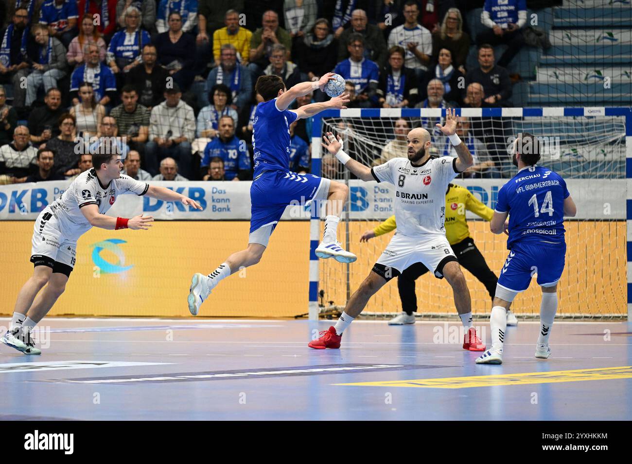 Miro Schluroff (VfL Gummersbach 15) gegen Adrian Sipos (MT Melsungen, #8) VfL Gummersbach v. MT Melsungen, Handball, Daikin 1. Bundesliga, 15 ans. Spieltag, Spielzeit 2024-2025, Schwalbe Arena Gummersbach, 16.12.2024 Foto : Eibner-Pressefoto/Juergen Augst Banque D'Images