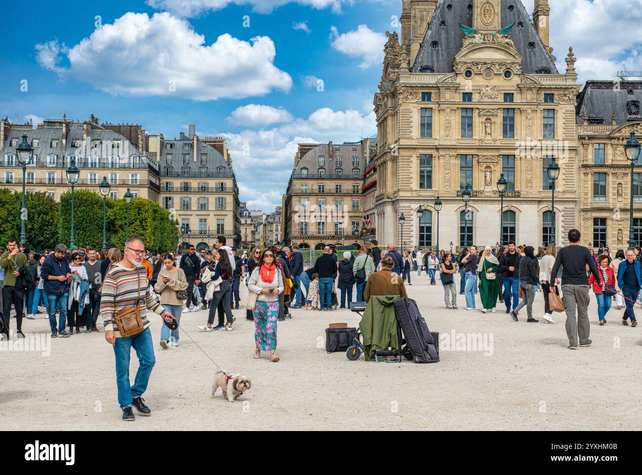 Des centaines de touristes au Louvre à Paris, France, le nouveau problème moderne - le tourisme de masse Banque D'Images