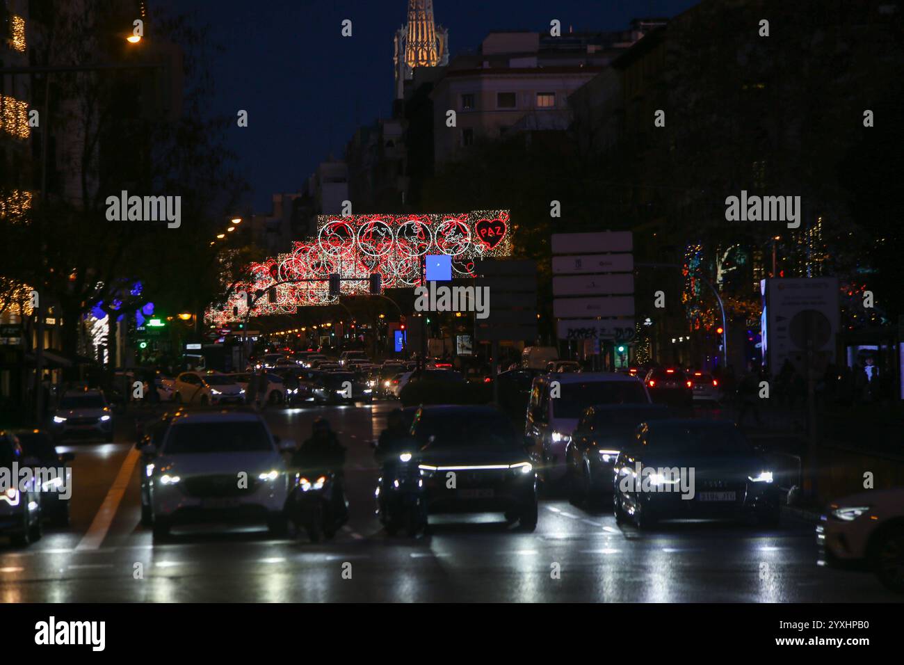 Madrid, Espagne, 16 décembre 2024 : diverses lumières appelant à la paix dans le monde pendant les lumières de Noël à Madrid, le 16 décembre 2024, à Madrid, Espagne. Crédit : Alberto Brevers / Alamy Live News. Banque D'Images