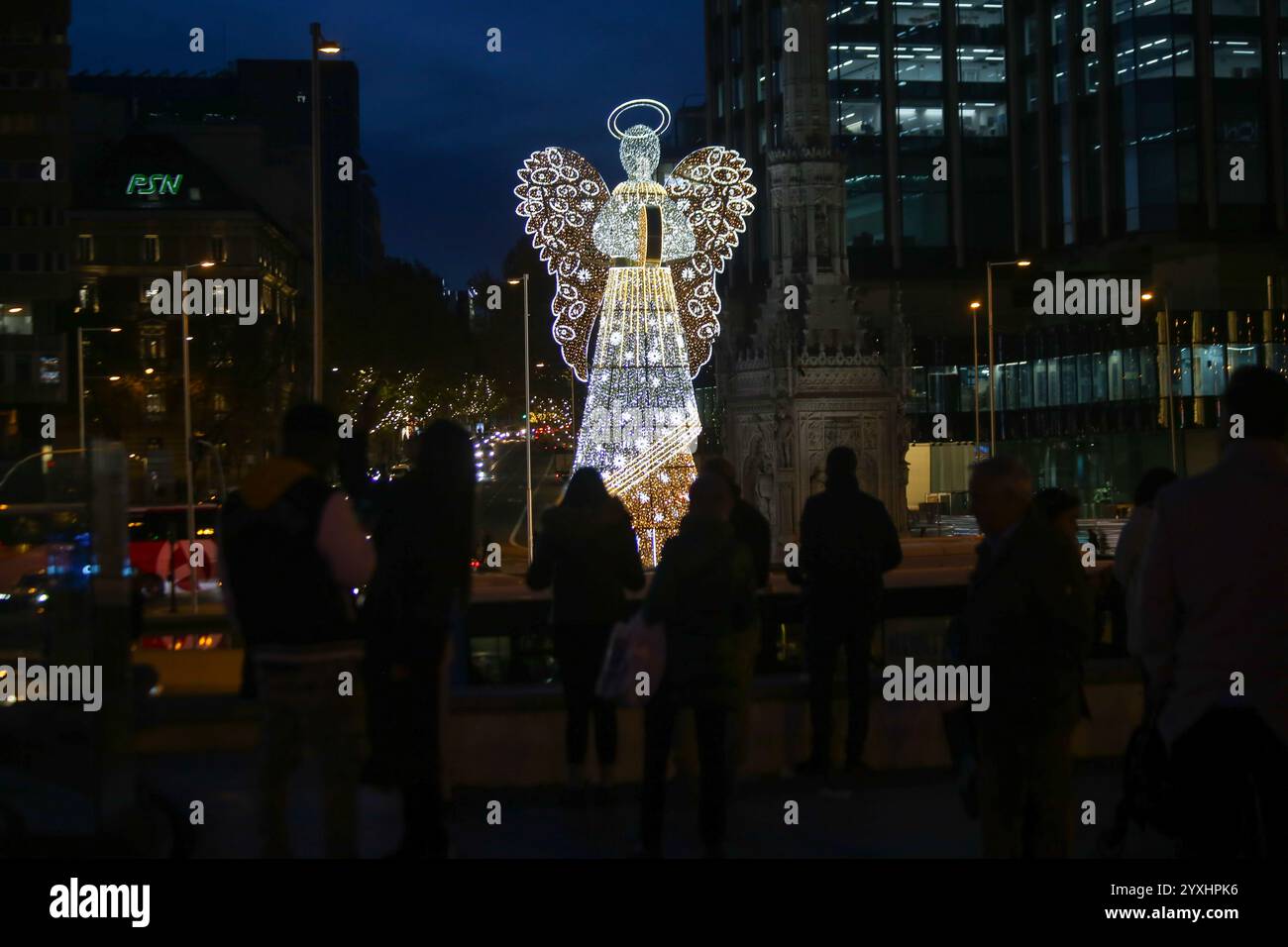 Madrid, Espagne, 16 décembre 2024 : plusieurs personnes photographient l'ange illuminé pendant les lumières de Noël à Madrid, le 16 décembre 2024, à Madrid, Espagne. Crédit : Alberto Brevers / Alamy Live News. Banque D'Images