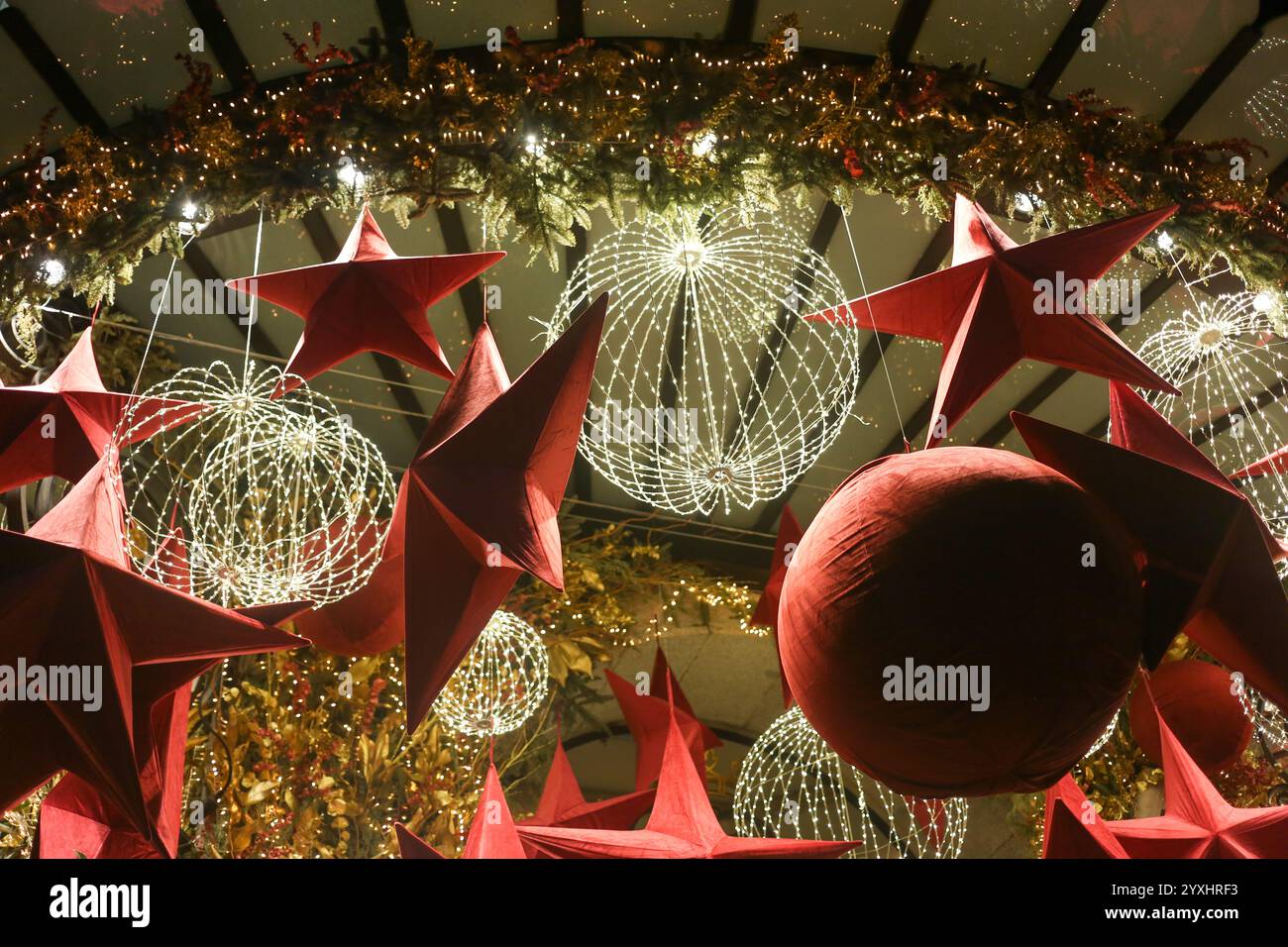 Madrid, Espagne, 16 décembre 2024 : la décoration de l'entrée du Wellington Hotel & Spa Madrid décorée pour Noël pendant les lumières de Noël à Madrid, le 16 décembre 2024, à Madrid, Espagne. Crédit : Alberto Brevers / Alamy Live News. Banque D'Images