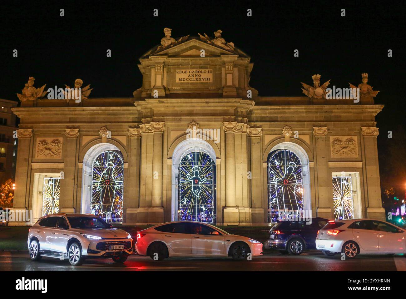 Madrid, Espagne, 16 décembre 2024 : la Puerta de Alcalá avec une scène de la Nativité illuminée pendant les lumières de Noël à Madrid, le 16 décembre 2024, à Madrid, Espagne. Crédit : Alberto Brevers / Alamy Live News. Banque D'Images