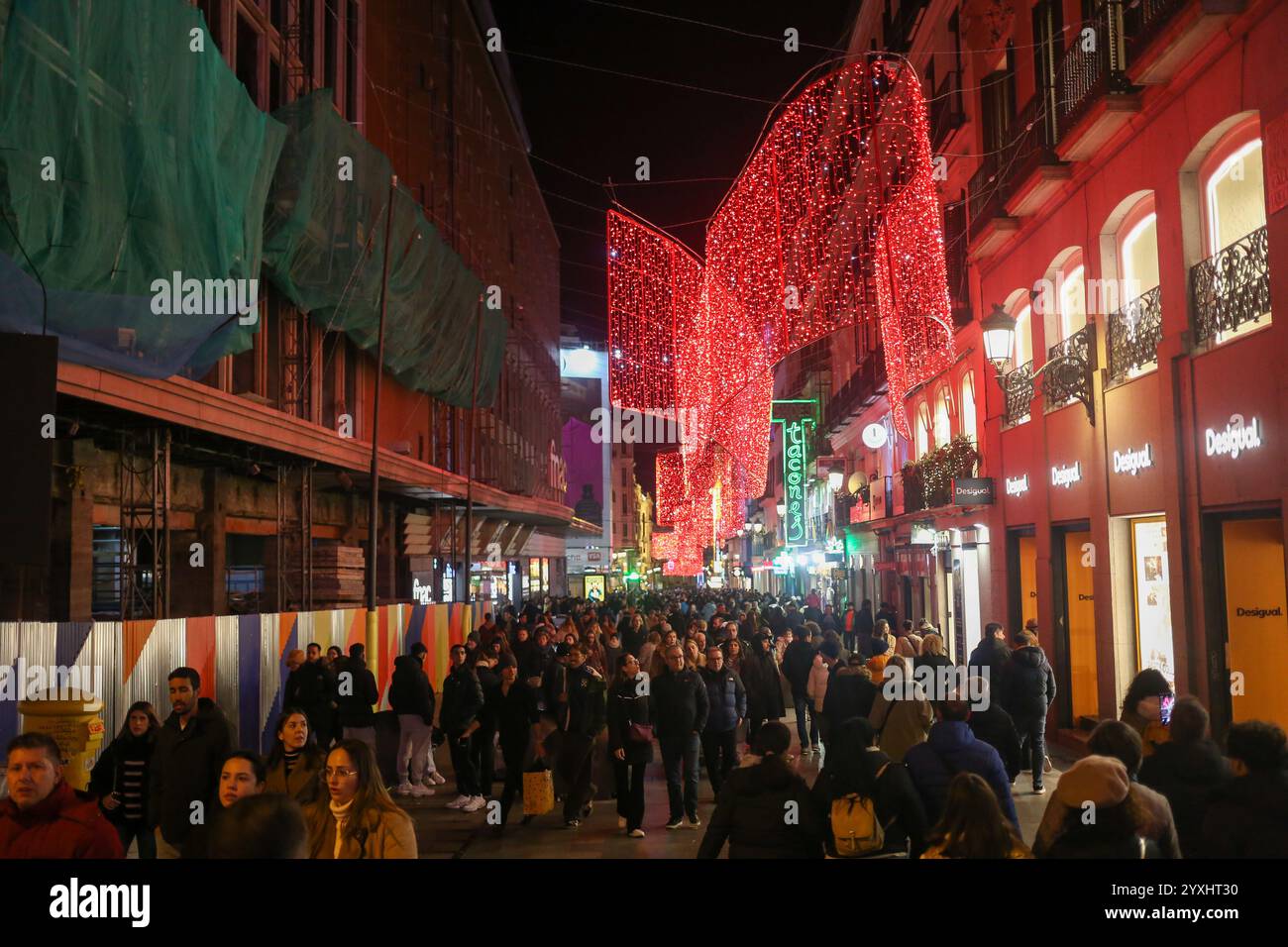Madrid, Espagne, 16 décembre 2024 : beaucoup de gens marchent dans les rues de Madrid pendant les lumières de Noël à Madrid, le 16 décembre 2024, à Madrid, Espagne. Crédit : Alberto Brevers / Alamy Live News. Banque D'Images