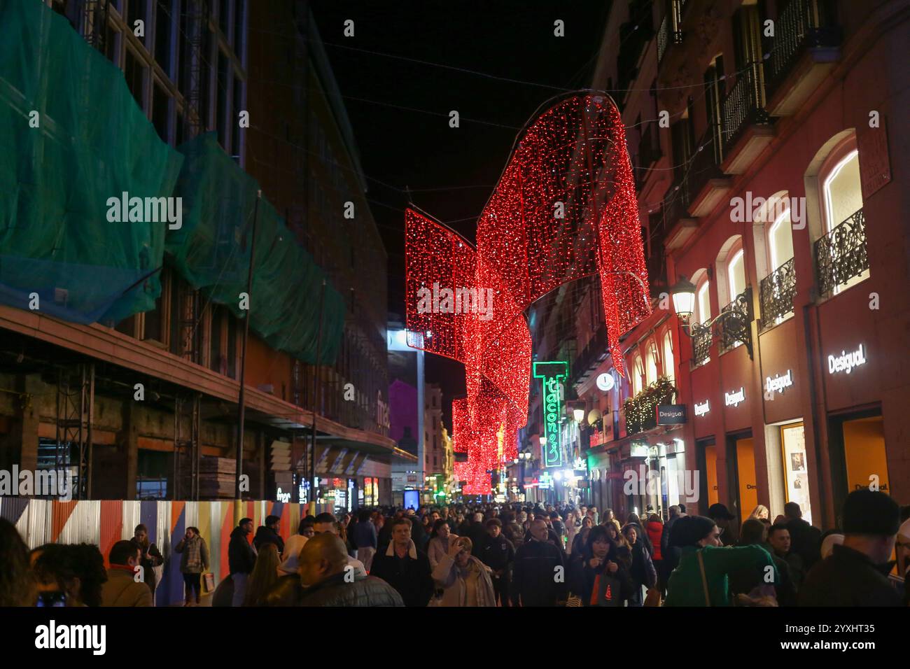 Madrid, Espagne, 16 décembre 2024 : beaucoup de gens marchent dans les rues de Madrid pendant les lumières de Noël à Madrid, le 16 décembre 2024, à Madrid, Espagne. Crédit : Alberto Brevers / Alamy Live News. Banque D'Images