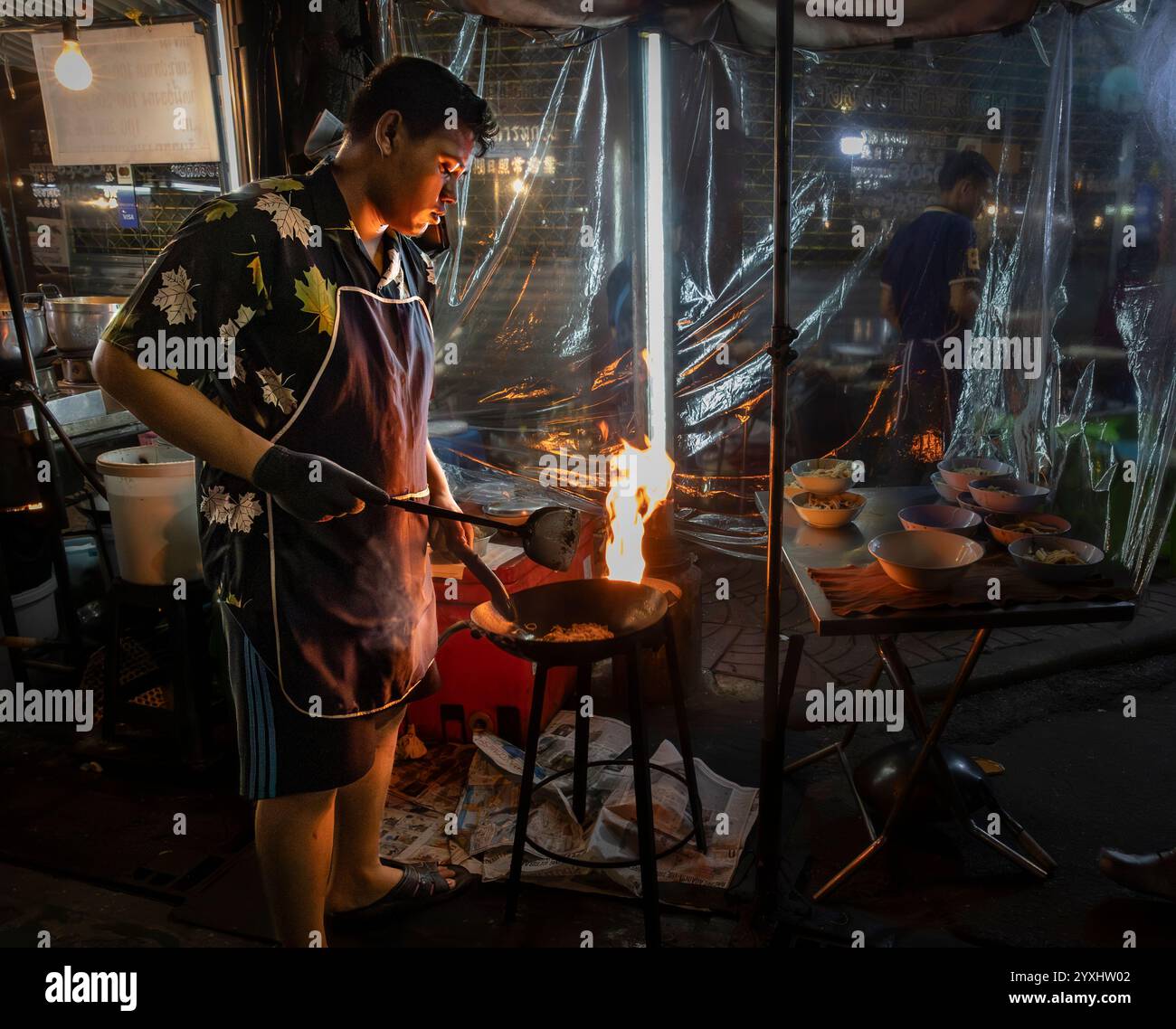 Faire frire des nouilles dans la cuisine de rue de Bangkok Banque D'Images