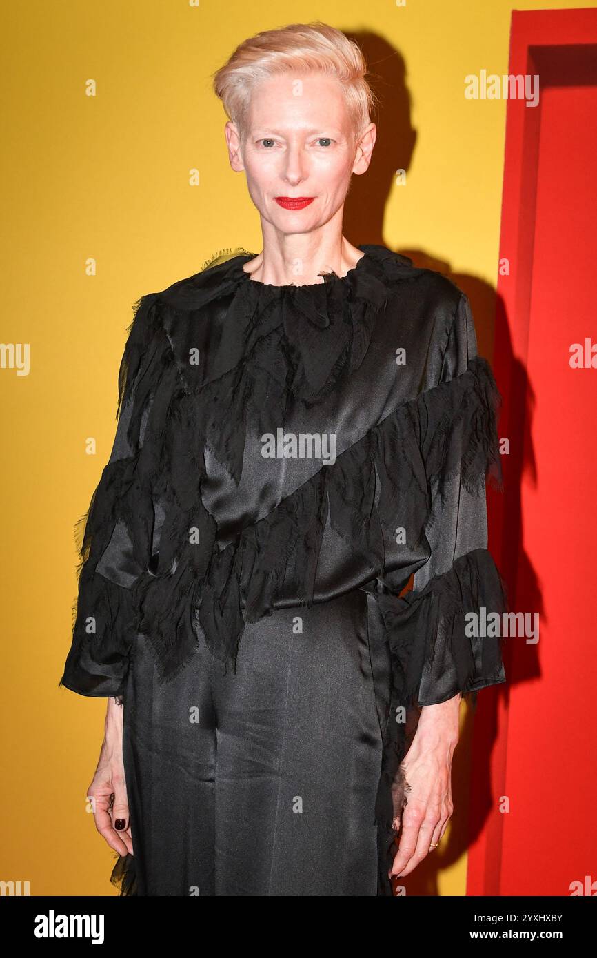 Paris, France. 16 décembre 2024. L'actrice britannique Tilda Swinton pose pour un appel photo pour le film la Chambre d'a côte au cinéma Pathe à Paris, le 16 décembre 2024. Photo de Firas Abdullah/ABACAPRESS. COM Credit : Abaca Press/Alamy Live News Banque D'Images