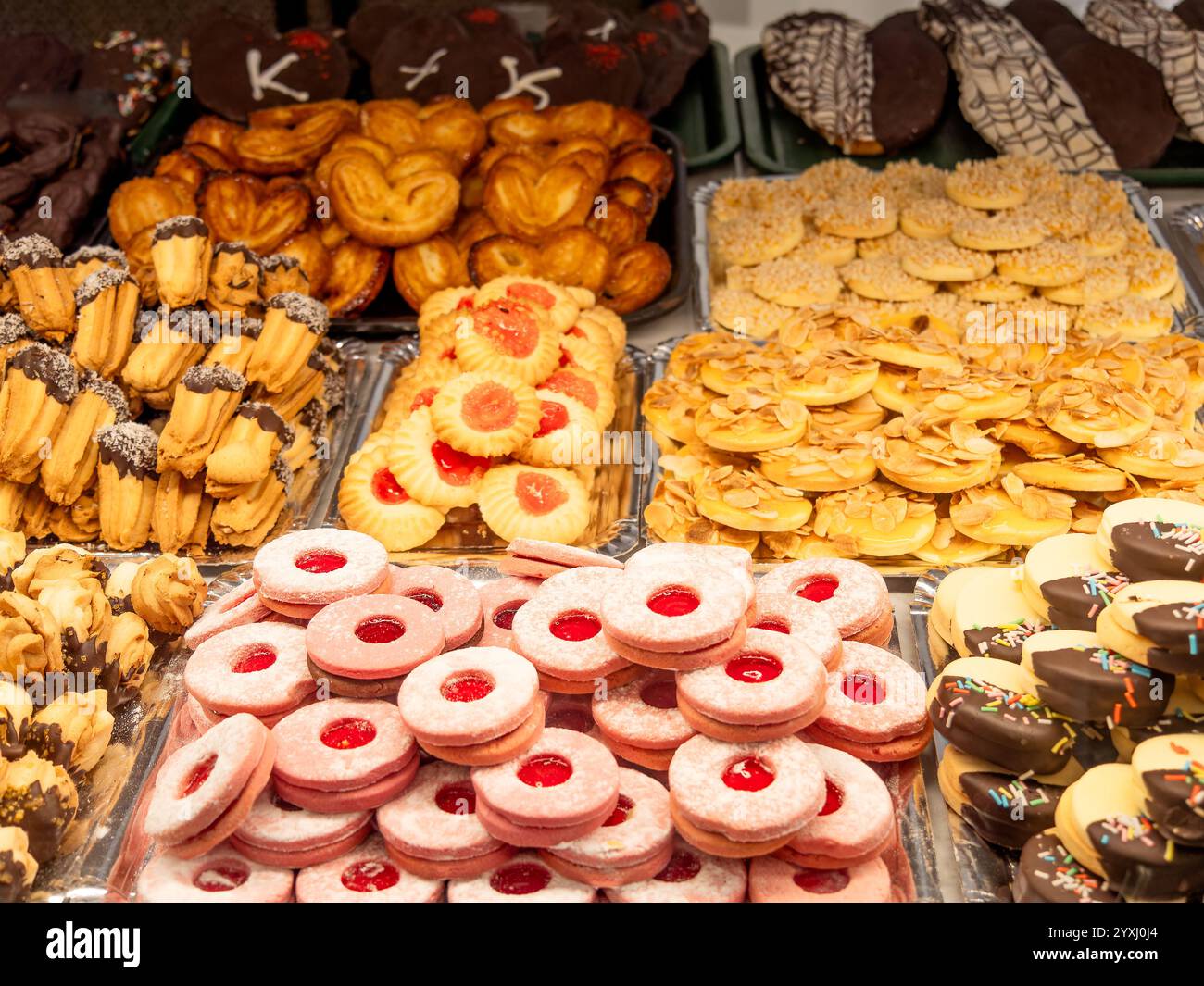 Assortiment de biscuits et de pâtisseries de boulangerie présentés dans des plateaux Banque D'Images