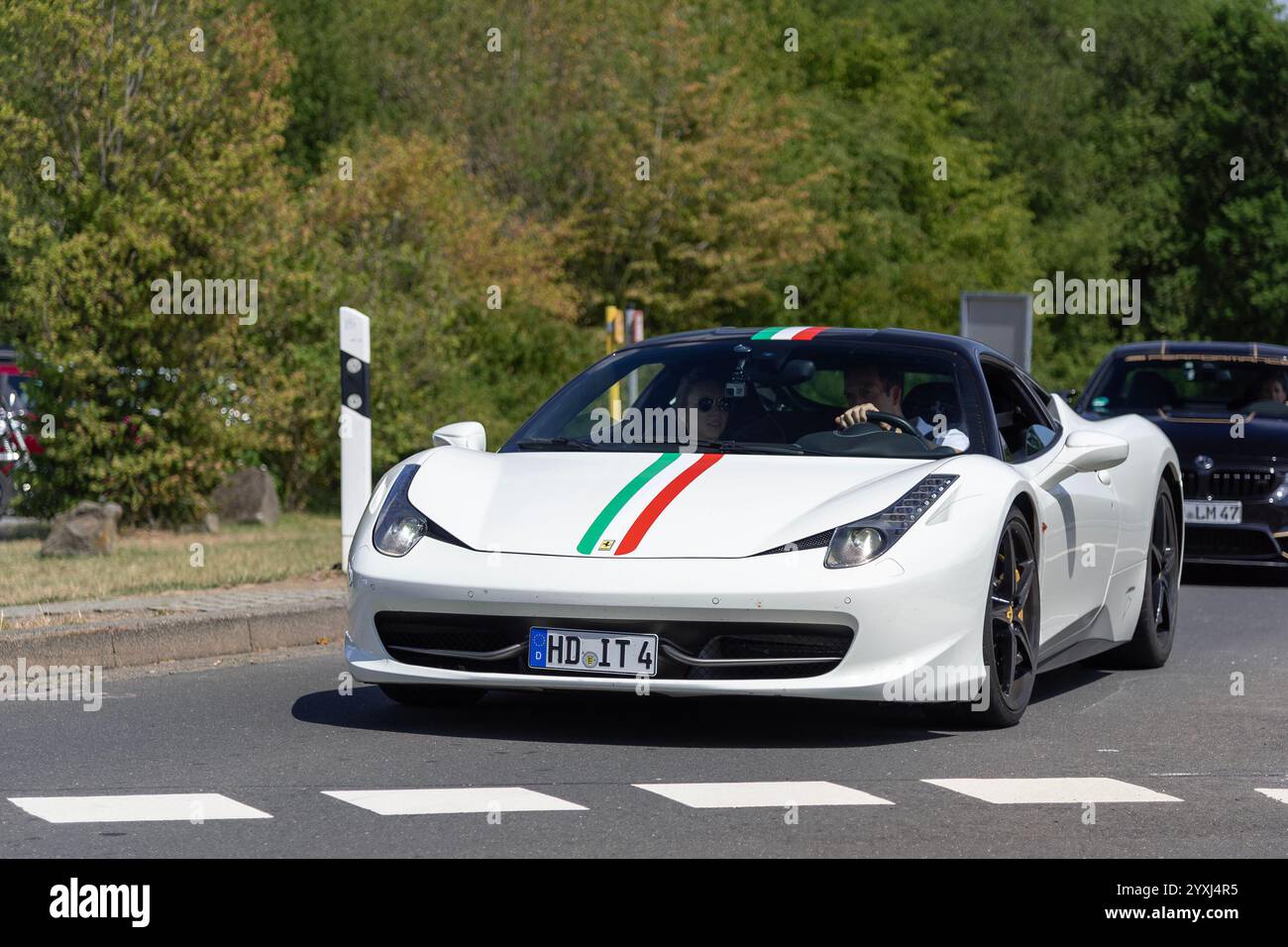 Meuspath, Allemagne - vue sur une Ferrari 458 Italia blanche conduisant sur une route. Banque D'Images
