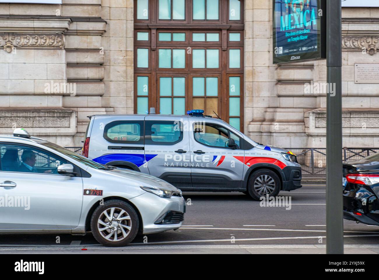 Voiture de police française conduisant dans la circulation dans les rues de Paris, France Banque D'Images